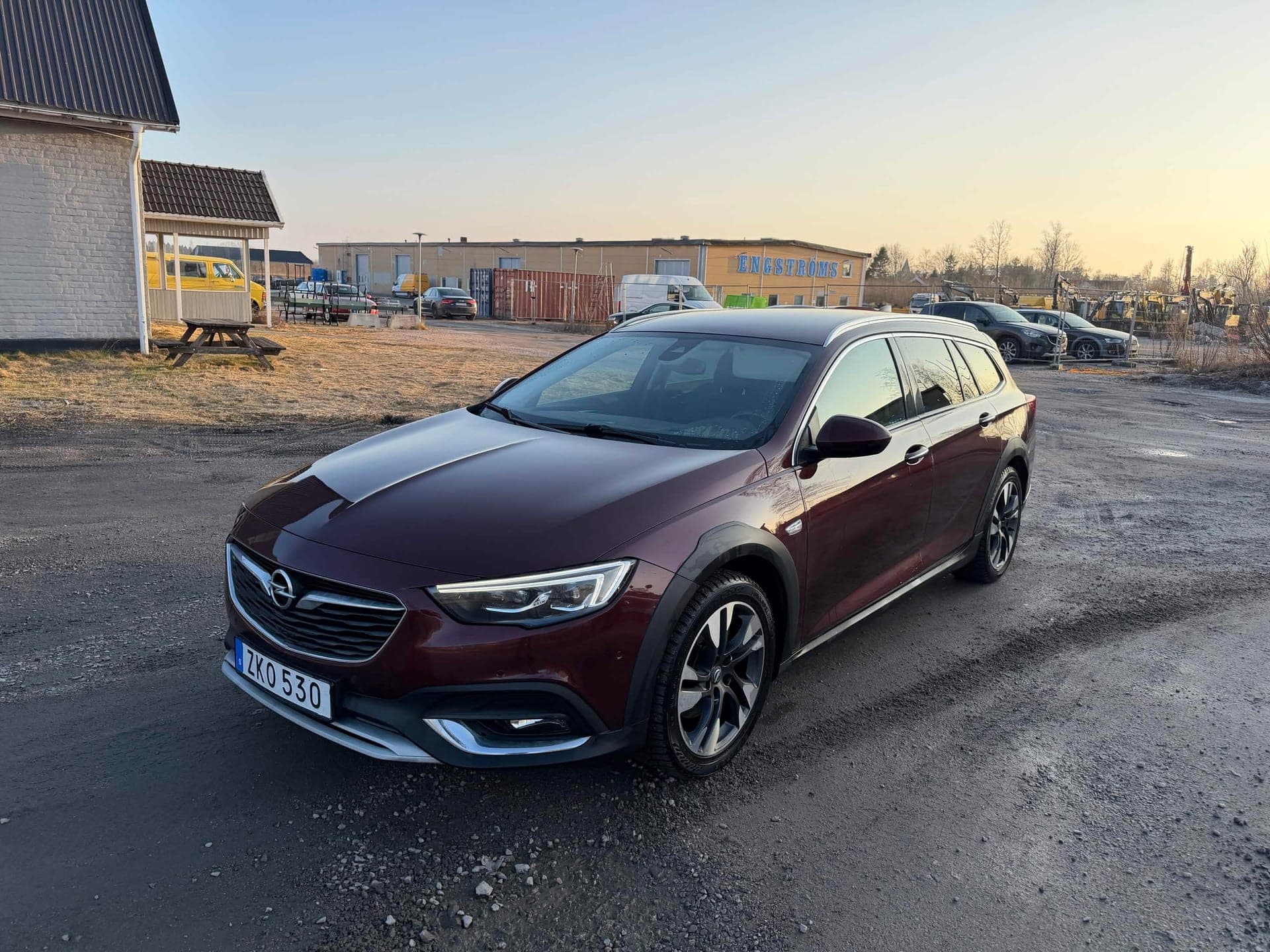 Före: Ett rent showroomuttryck – oavsett väder och parkeringsplats.